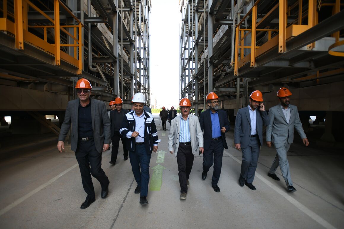 بازدید جمعی از استادان علوم انسانی از تأسیسات صنعت نفت ماهشهر و آبادان