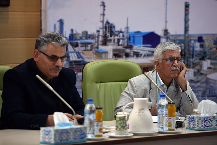 بازدید جمعی از استادان علوم انسانی از تأسیسات صنعت نفت ماهشهر و آبادان