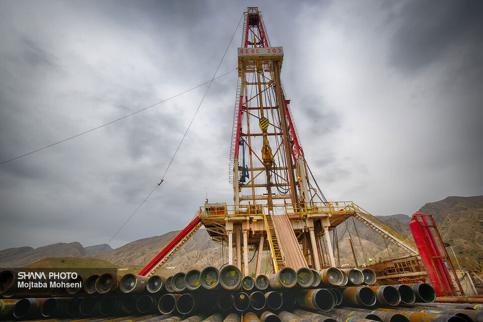 دکل حفاری ۶۹ فتح از موقعیت میدان کیش جابهجا میشود دکل حفاری ۶۹ فتح از موقعیت میدان کیش جابهجا میشود