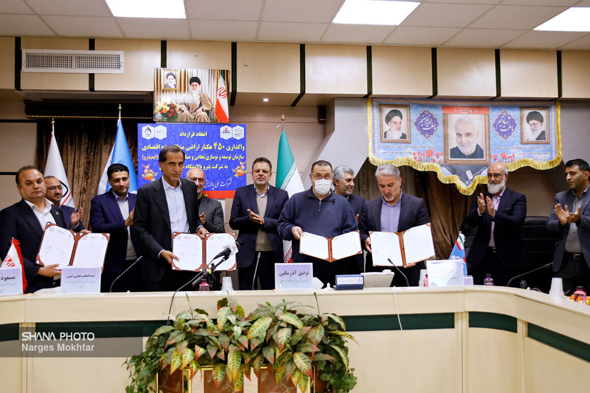 Signing ceremony of contract on land allocated to Shahid Soleimani Refinery-Integrated Petrochemical Plant