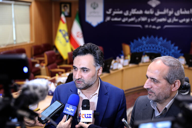 از چپ : روح‌الله دهقانی فیروزآبادی، معاون علمی، فناوری و اقتصاد دانش‌بنیان ریاست‌جمهوری و مجید چگنی، مدیرعامل شرکت ملی گاز ایران 