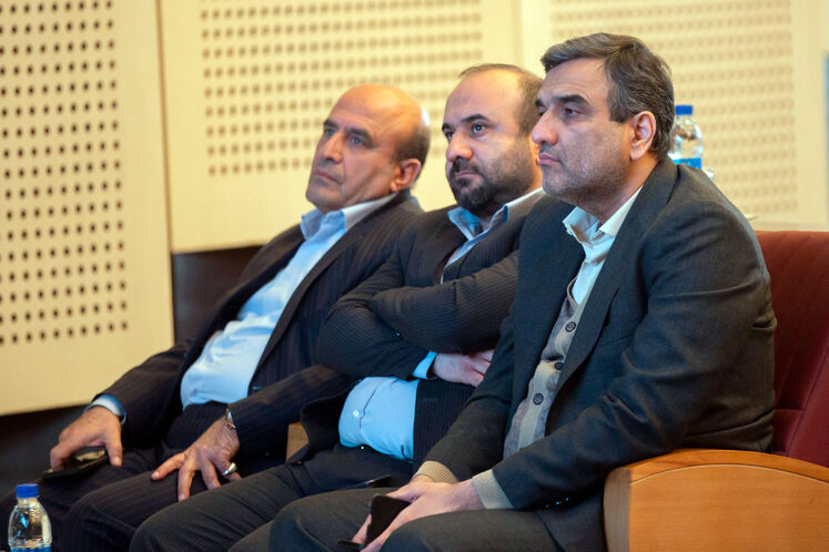 از راست: حسین شیوا، مدیرعامل شرکت مهندسی و ساخت تأسیسات دریایی و ابوذر شریفی، مدیرعامل شرکت مهندسی و توسعه نفت (متن)