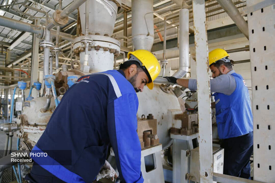 تلاش شبانهروزی کارکنان نفت برای استمرار تولید و انتقال نفت تلاش شبانهروزی کارکنان نفت برای استمرار تولید و انتقال نفت