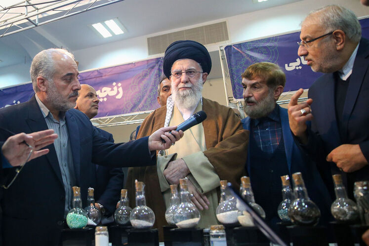 بازدید رهبر انقلاب از نمایشگاه توانمندیهای تولید داخلی