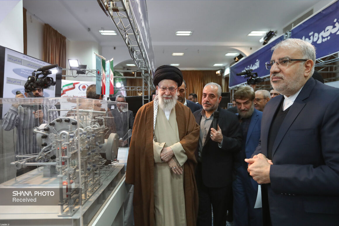 Leader visits Iran’s homegrown products exhibition