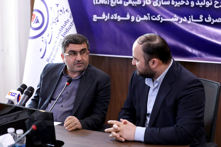 از راست: مجتبی مهری‌نژاد، مدیرعامل شرکت آهن و فولاد ارفع و عظیم کلانتری‌اصل، رئیس پژوهشگاه صنعت نفت 