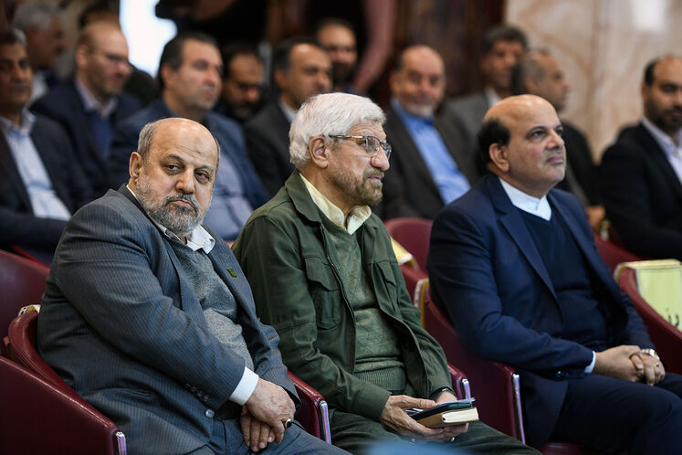 از راست: محسن خجسته‌مهر، حاج صادق آهنگران، مداح اهل بیت و علیرضا ضیغمی، مشاور وزیر نفت