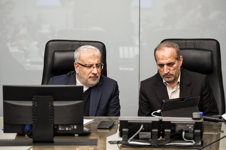 از راست: مجید چگنی، مدیرعامل شرکت ملی گاز ایران و جواد اوجی، وزیر نفت