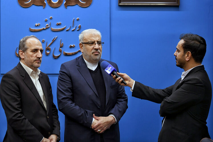 جواد اوجی، وزیر نفت و مجید چگنی، مدیرعامل شرکت ملی گاز ایران