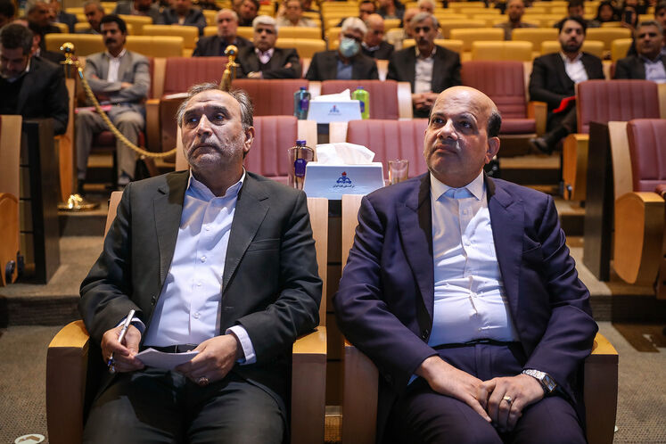 از راست: محسن خجسته‌مهر، مدیرعامل شرکت ملی نفت ایران و محمد دهقان، معاون حقوقی رئیس‌جمهوری