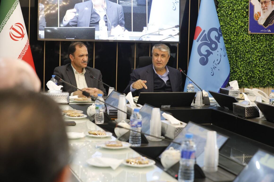 بازدید رئیس سازمان انرژی اتمی از پالایشگاه آبادان