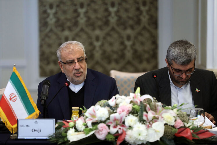 از راست: احمد اسدزاده، معاون امور بین‌الملل و بازرگانی وزیر نفت و جواد اوجی،وزیر نفت