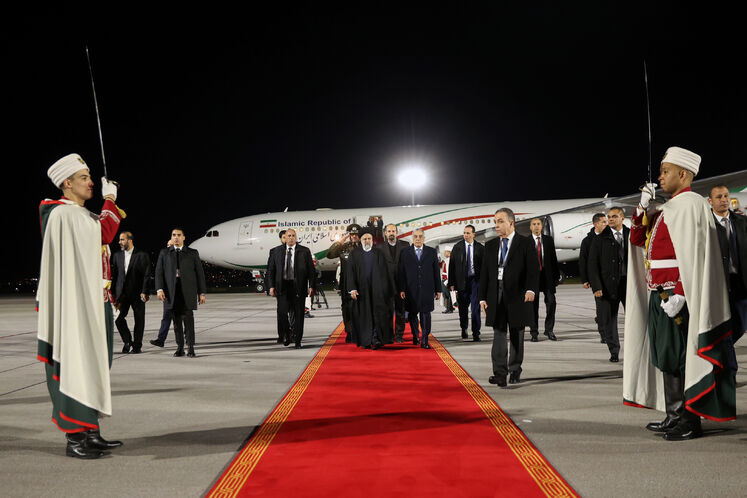 استقبال نذیر العرباوی، نخست وزیر الجزایر از  سید ابراهیم رئیسی، رئیس جمهوری در فرودگاه بین‌المللی «هواری بومدین» الجزیره 