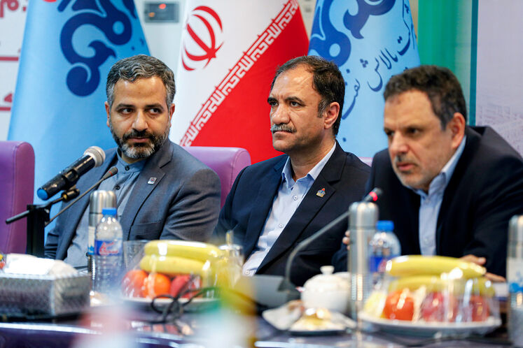 از راست: جلیل سالاری، مدیرعامل شرکت ملی پالایش و پخش فرآوردههای نفتی، حکیم قیم، مدیرعامل پالایشگاه آبادان و محمد چهاردولی، رئیس دانشگاه صنعت نفت در یازدهمین نشست بررسی طرحهای کیفیسازی فرآوردههای نفتی در پالایشگاه آبادان