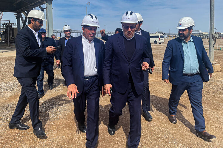 بازدید جواد اوجی، وزیر نفت از فعالیت‌های توسعه‌ای میدان مشترک نفتی یادآوران