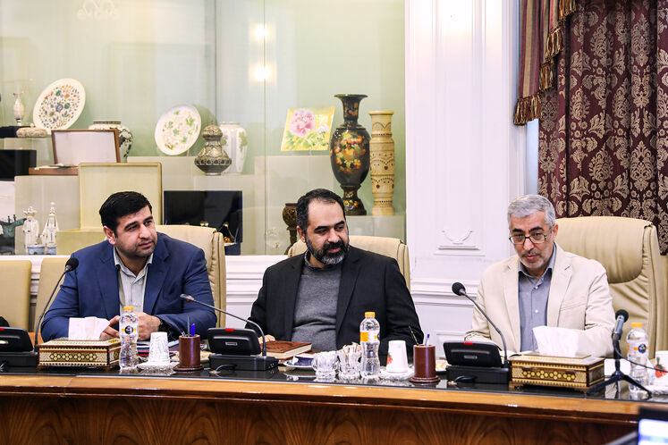 از راست: علی فروزنده، مدیرکل روابط عمومی وزارت نفت و محمدصادق جوکار، رئیس مؤسسه مطالعات بین‌المللی انرژی