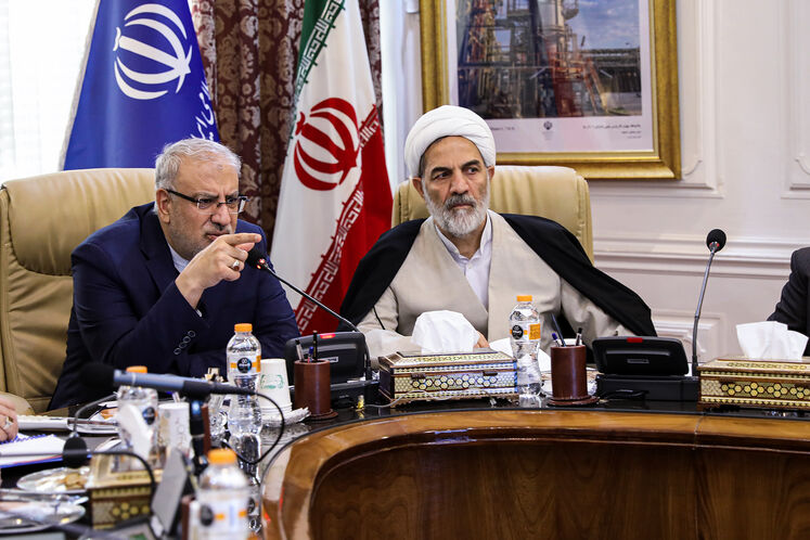 از راست: حجت الاسلام‌ حسن درویشیان، رئیس دفتر بازرسی ویژه رئیس‌جمهور و جواد اوجی، وزیر نفت