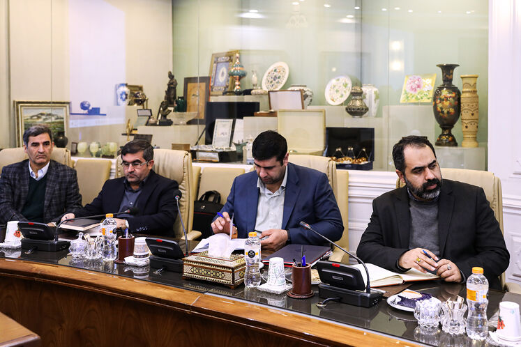 از راست: علی فروزنده، مدیرکل روابط عمومی وزارت نفت و محمدصادق جوکار، رئیس مؤسسه مطالعات بین‌المللی انرژی و عظیم کلانتری اصل، رئیس پژوهشگاه صنعت نفت