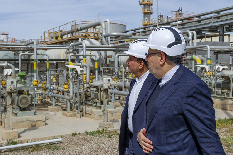 بازدید جواد اوجی، وزیر نفت از فعالیت‌های توسعه‌ای میدان مشترک نفتی یادآوران