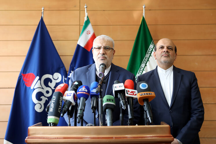 محسن خجسته‌مهر، مدیرعامل شرکت ملی نفت ایران و جواداوجی، وزیر نفت