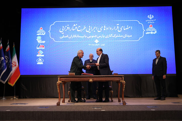 آیین امضای قراردادهای اجرایی طرح ملی فشارافزایی میدان مشترک گازی پارس جنوبی