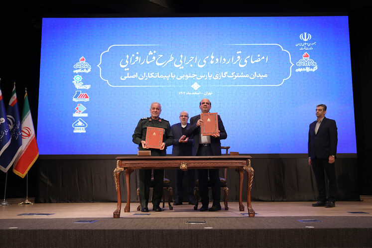 آیین امضای قراردادهای اجرایی طرح ملی فشارافزایی میدان مشترک گازی پارس جنوبی