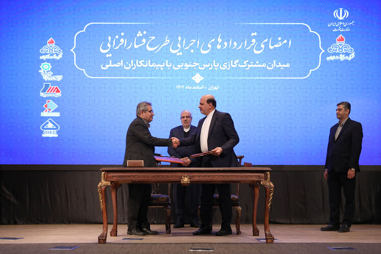 آیین امضای قراردادهای اجرایی طرح ملی فشارافزایی میدان مشترک گازی پارس جنوبی