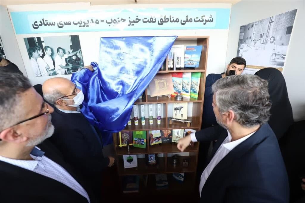 رونمایی از ٣۶ عنوان کتاب به قلم کارکنان صنعت نفت رونمایی از ٣۶ عنوان کتاب به قلم کارکنان صنعت نفت