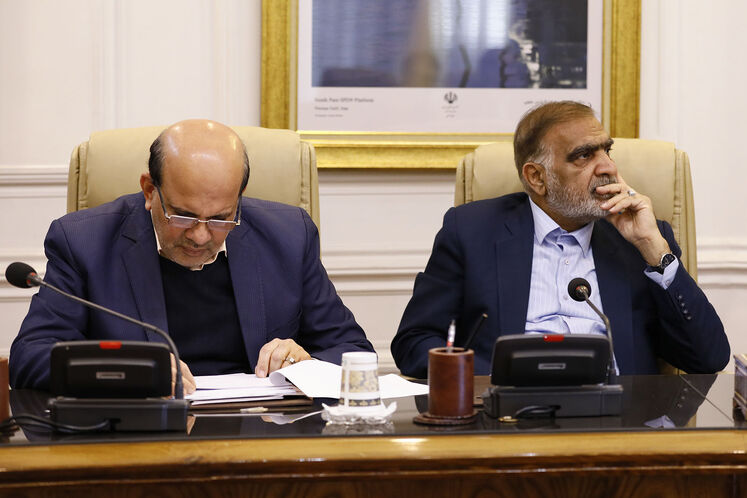 از راست: فریدون حسنوند، رئیس کمیسیون انرژی مجلس شورای اسلامی و محسن خجسته‌مهر، مدیرعامل شرکت ملی نفت ایران