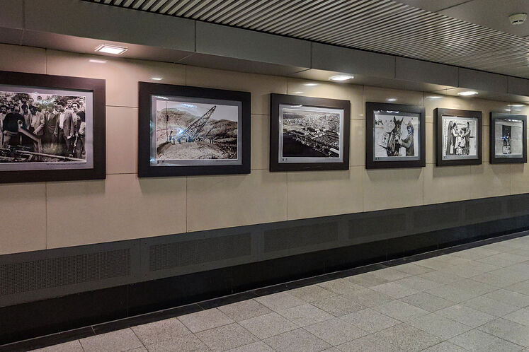 نمایشگاه عکس نفت در ایستگاه مترو میدان ولی عصر (عج)