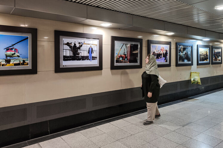 نمایشگاه عکس نفت در ایستگاه مترو میدان ولی عصر (عج)