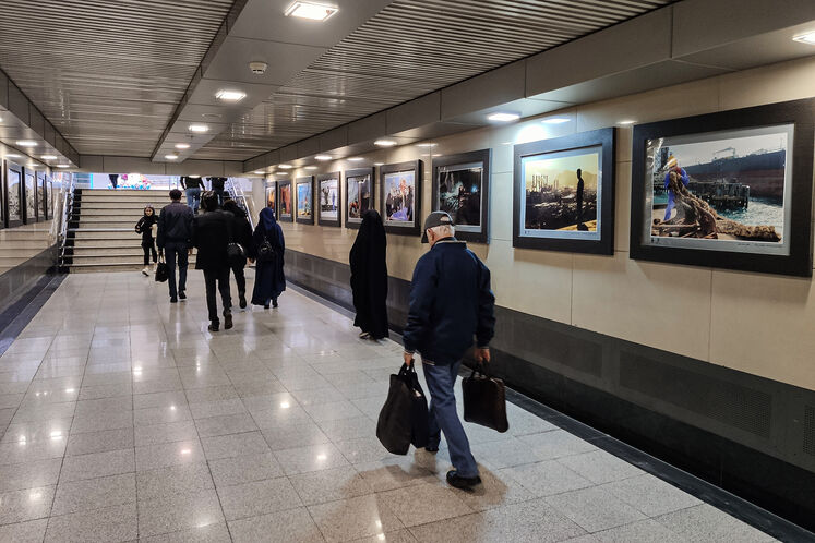 نمایشگاه عکس نفت در ایستگاه مترو میدان ولی عصر (عج)