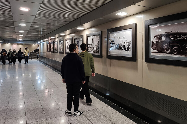 نمایشگاه عکس نفت در ایستگاه مترو میدان ولی عصر (عج)