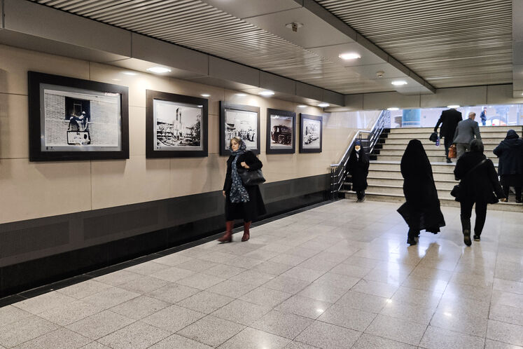نمایشگاه عکس نفت در ایستگاه مترو میدان ولی عصر (عج)