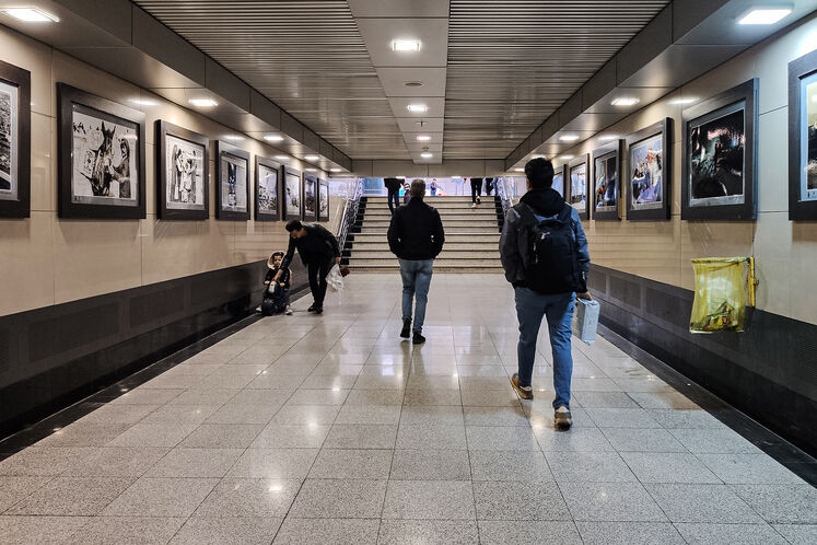 نمایشگاه عکس نفت در ایستگاه مترو میدان ولی عصر (عج)