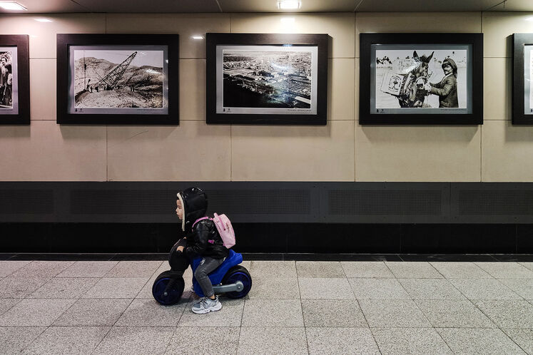 نمایشگاه عکس نفت در ایستگاه مترو میدان ولی عصر (عج)