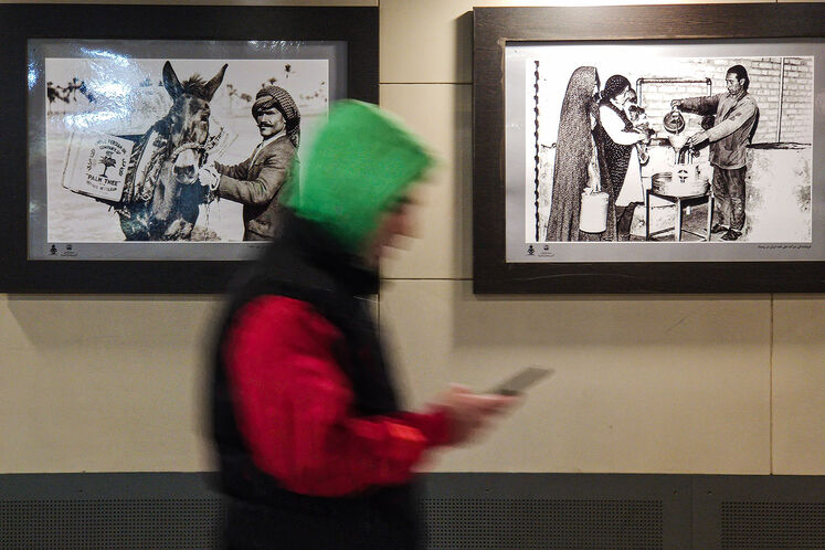 نمایشگاه عکس نفت در ایستگاه مترو میدان ولی عصر (عج)