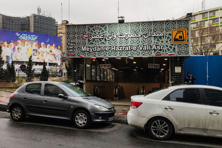 نمایشگاه عکس نفت در ایستگاه مترو میدان ولی عصر (عج)