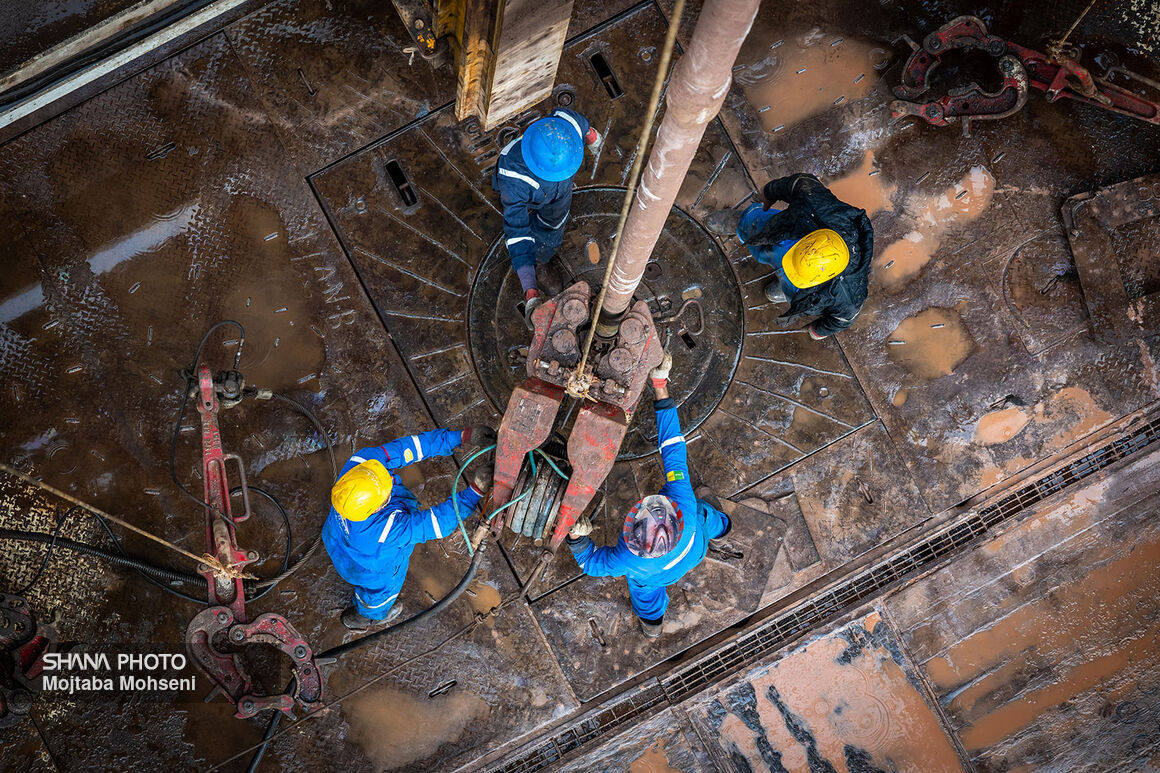 حفاری 6 حلقه چاه در میدان نفتی یادآوران آغاز شد
