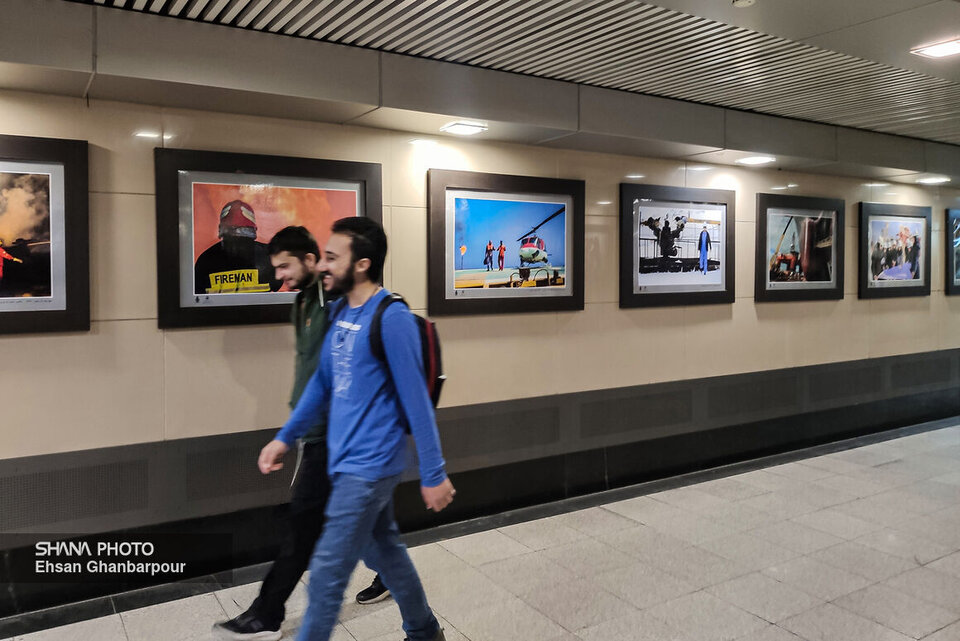 برپایی نمایشگاه عکسهای صنعت نفت در مترو برپایی نمایشگاه عکسهای صنعت نفت در مترو
