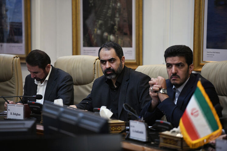 از راست: پیام کهتری، مشاور وزیر و مدیرکل دفتر وزارتی وزیر نفت و علی فروزنده، مدیرکل روابط عمومی وزارت نفت