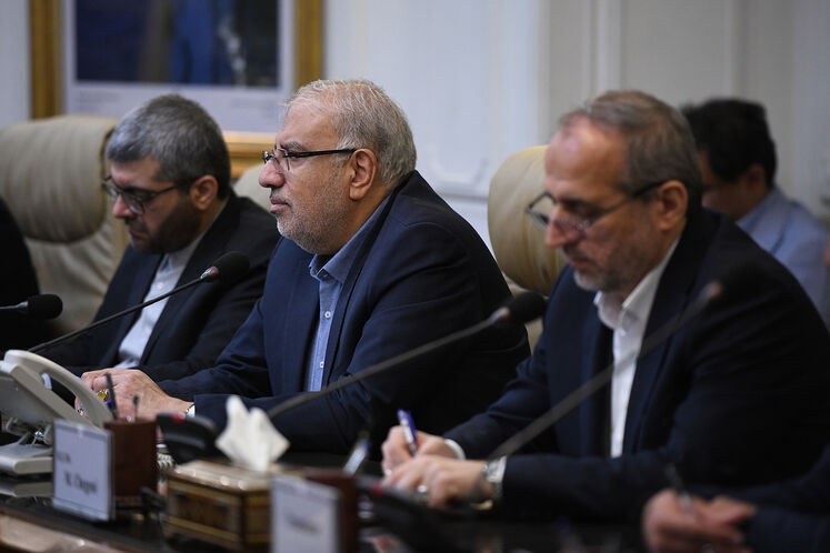 از راست: مجید چگنی، معاون وزیر نفت در امور گاز، جواد اوجی، وزیر نفت و احمد اسدزاده، معاون امور بین‌الملل و بازرگانی وزیر نفت