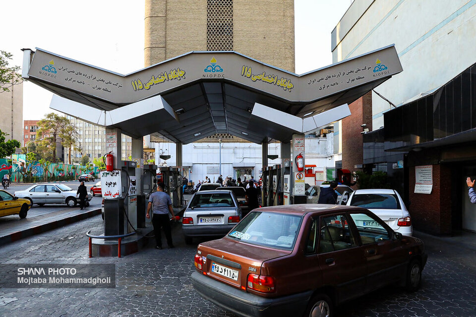 مصرف بنزین از ۱۴۰ میلیون لیتر بنزین گذشت مصرف بنزین از ۱۴۰ میلیون لیتر بنزین گذشت