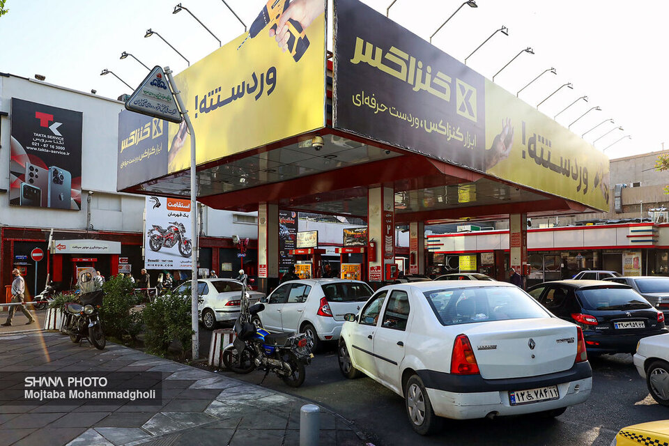 مصرف بنزین به بیش از ۱۳۲ میلیون لیتر رسید مصرف بنزین به بیش از ۱۳۲ میلیون لیتر رسید