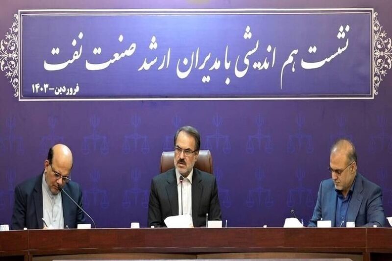 بار اصلی تحقق شعار سال بر دوش صنعت نفت است بار اصلی تحقق شعار سال بر دوش صنعت نفت است