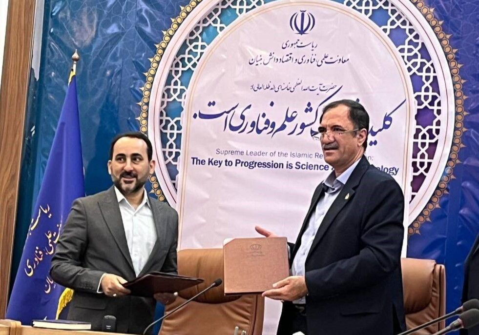 تفاهمنامه همکاری ستاد توسعه اقتصاد دانشبنیان و پالایشگاه نفت آبادان امضا شد تفاهمنامه همکاری ستاد توسعه اقتصاد دانشبنیان و پالایشگاه نفت آبادان امضا شد