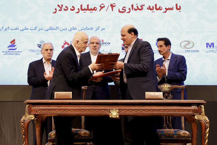 آیین امضای تفاهمنامههای مطالعه طرحهای توسعه ۱۶ میدان گازی با هلدینگها، شرکتهای پتروشیمی و شرکتهای اکتشاف و تولید ایرانی