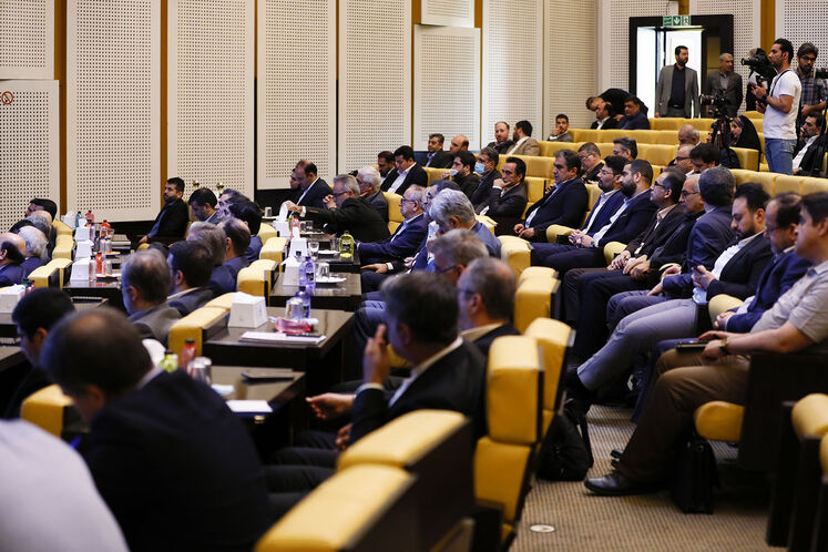 آیین امضای تفاهمنامههای مطالعه طرحهای توسعه ۱۶ میدان گازی با هلدینگها، شرکتهای پتروشیمی و شرکتهای اکتشاف و تولید ایرانی