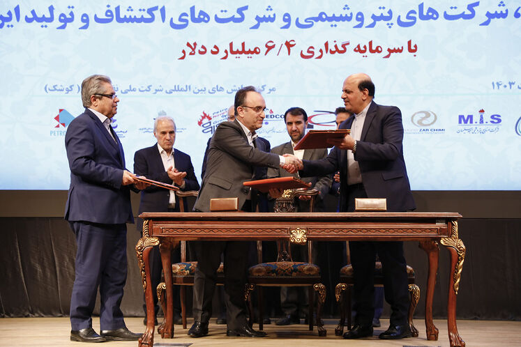 آیین امضای تفاهمنامههای مطالعه طرحهای توسعه ۱۶ میدان گازی با هلدینگها، شرکتهای پتروشیمی و شرکتهای اکتشاف و تولید ایرانی