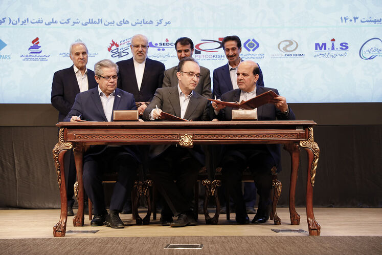 آیین امضای تفاهمنامههای مطالعه طرحهای توسعه ۱۶ میدان گازی با هلدینگها، شرکتهای پتروشیمی و شرکتهای اکتشاف و تولید ایرانی